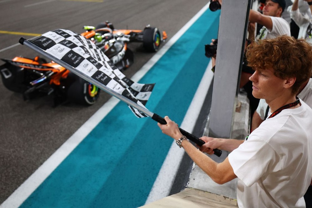 Jannik Sinner sventola la bandiera a scacchi in occasione del Gran Premio di Formula 1 di Abu Dhabi 2024