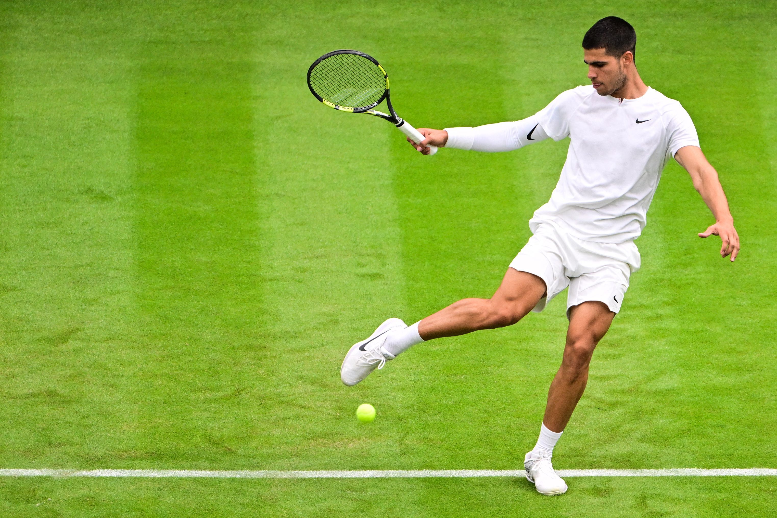Carlos Alcaraz cambia i piani a Wimbledon: crescono i dubbi sulla  condizione fisica