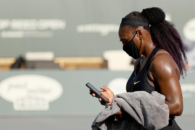 Serena Williams osserva lo smartphone dopo la sconfitta contro Shelby Rogers al WTA Lexington