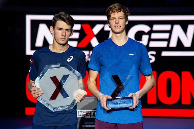 jannik sinner vincitore delle Next Gen Atp Finals 2019 premiato con Alex de minaur