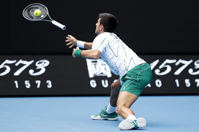 Djokovic riesce a colpire addirittura senza contatto tra la mano e la racchetta