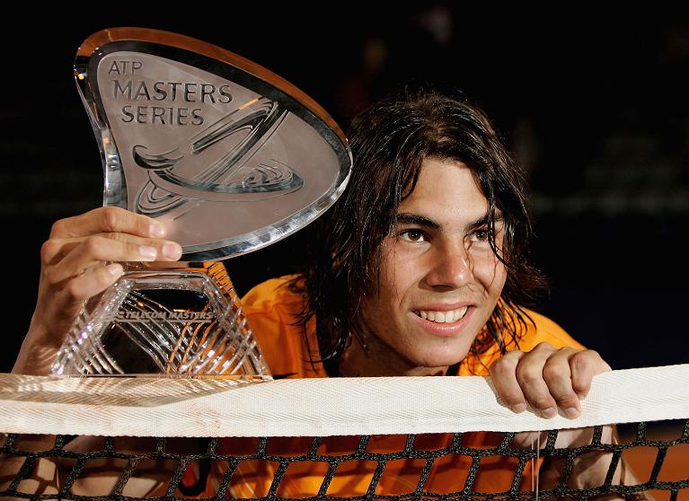 Rafael Nadal con il trofeo dell'Atp Masters 1000 dopo la finale maratona del 2005 a Roma: è ormai buio