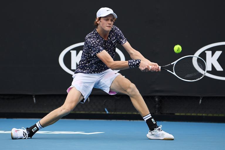 Il rovescio di Jannik Sinner alla Djokovic sui campi australiani