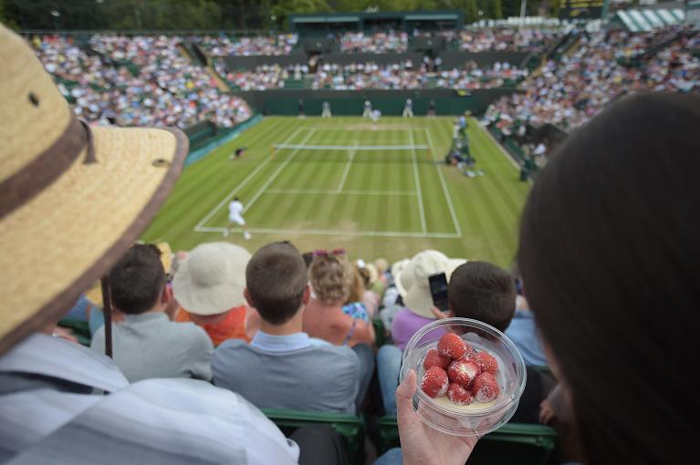 Le fragole con la panna liquida non montata sono un classico del torneo di Wimbledon