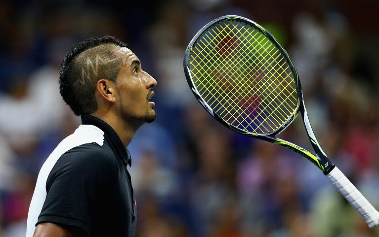 Nick Kyrgios racchetta per aria