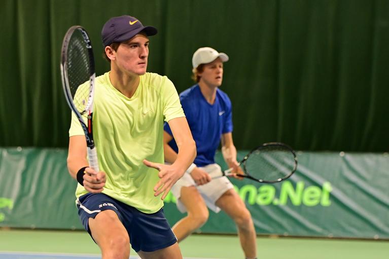 Lorenzo Ferri, 16 anni da Torino, e – sullo sfondo – il suo grande amico Jannik Sinner. Ferri si è aggregato a lui e a coach Piatti nei tornei Atp di Rotterdam e Marsiglia, per fare esperienza