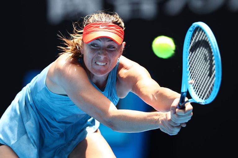 Un rovescio in allungo di Maria Sharapova