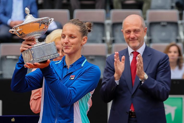Angelo Binaghi alla premiazione di Karolina Pliskova