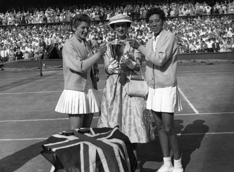 Angela Buxton premiata con Althea Gibson dalla duchessa Marina di Kent pe rla vittoria nel doppio a Wimbledon del 1956