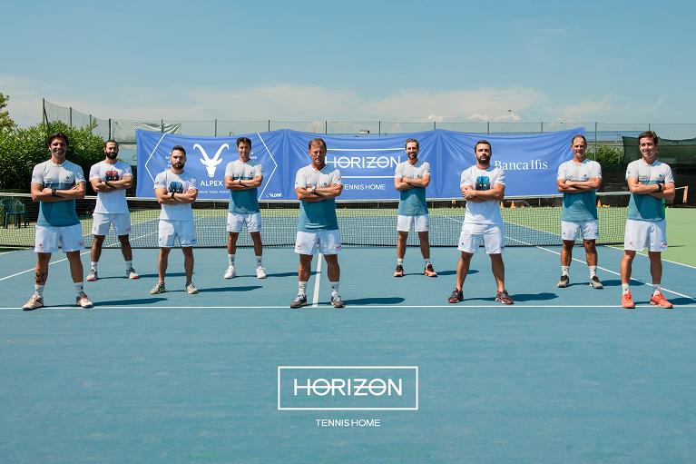 Massimo Sartori con il suo staff nel nuovo progetto Horizon Tennis Home che è nato sui campi del Ct Vicenza