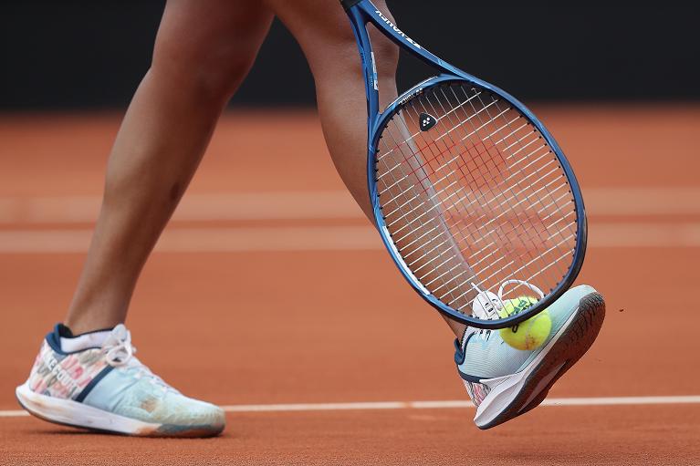Il modo più sicuro per raccogliere una pallina da tennis