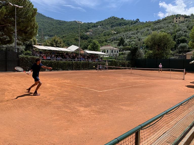 La sfida tra Robin Haase e Andreas Seppi alla Pro Recco Tennis con i soci del clrcolo in tribunetta con la mascherina