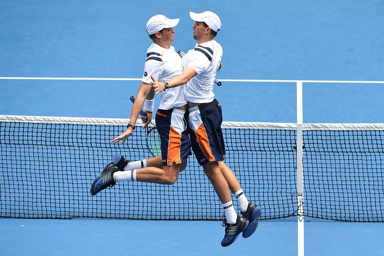 Bob e MIke Bryan nel loro classico high five con il petto