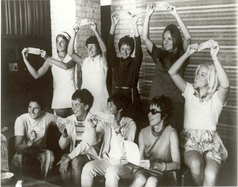 Le Original Nine con l'assegno da un dollaro a Houston