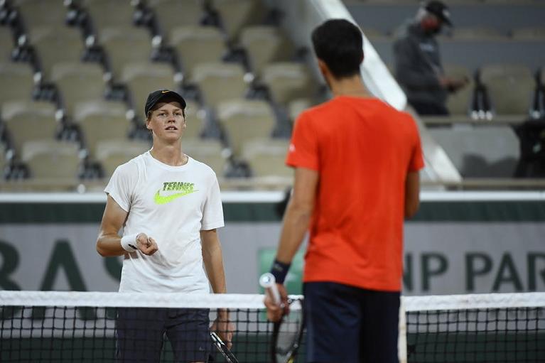 Jannik Sinner si allena con Novak Djokovic al Roland Garros
