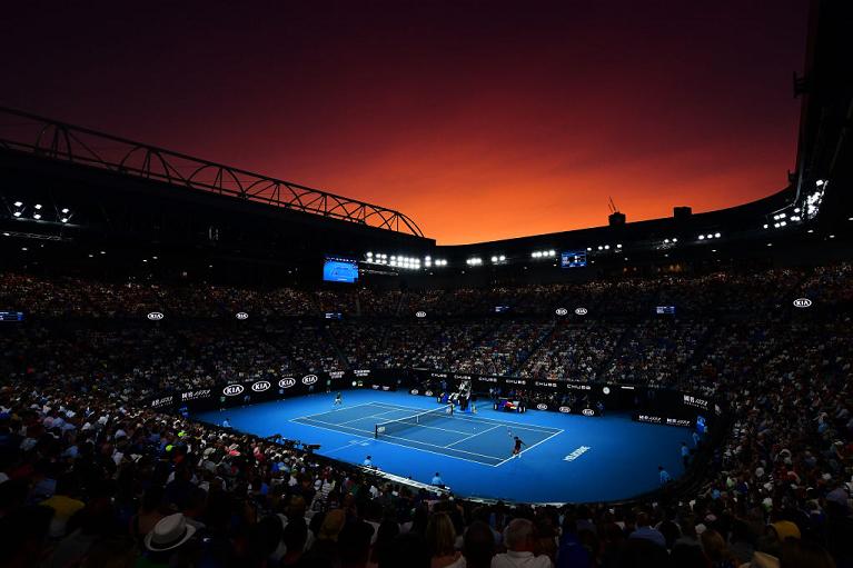 Il pubblico assiste alla sfida tra Djokovic e Federer (foto Getty Images)