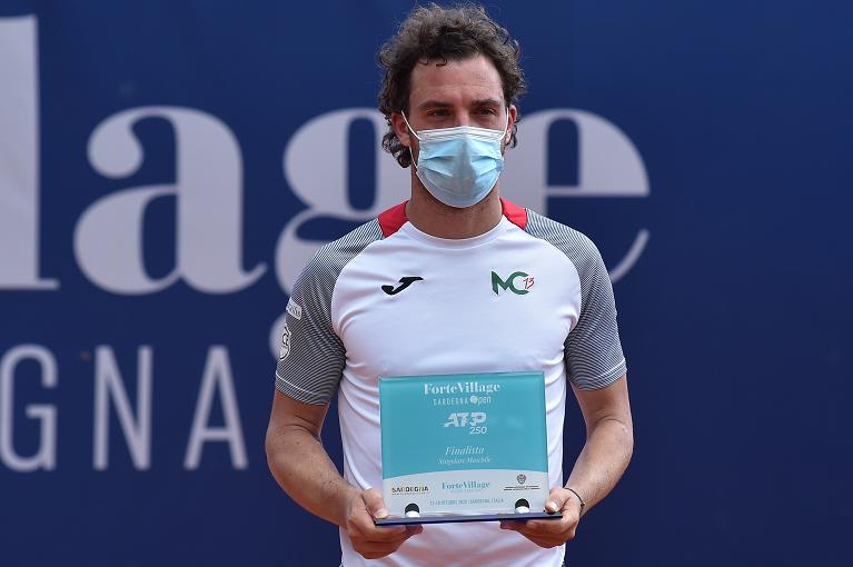Marco Cecchinato con il trofeo del finalista (foto @lapresse)