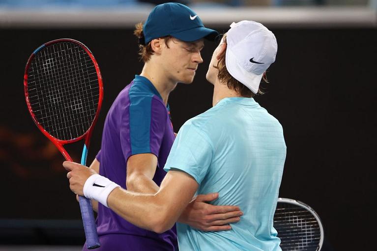 L'abbraccio tra Jannik Sinner e Denis Shapovalov (foto Getty Images)