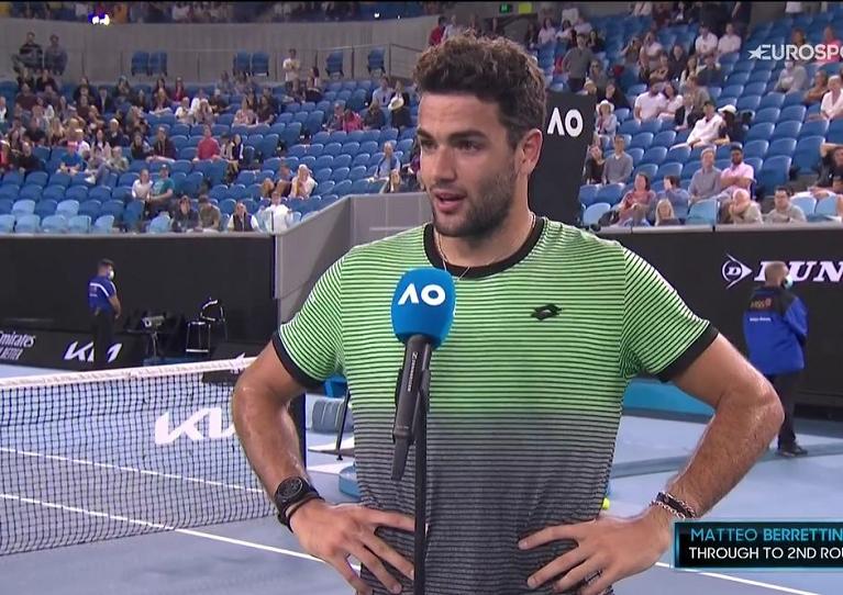 Matteo Berrettini intervistato sul campo dopo la vittoria su Kevin Anderson