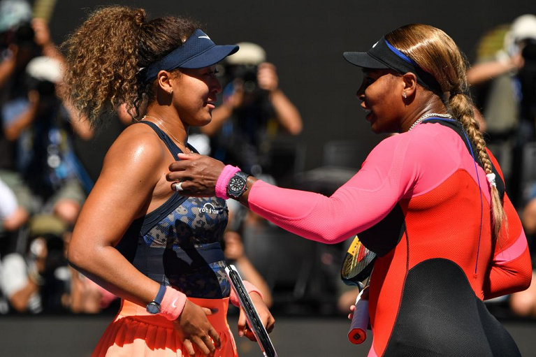 L'abbraccio tra Naomi Osaka e Serena Willams (foto Getty Images)