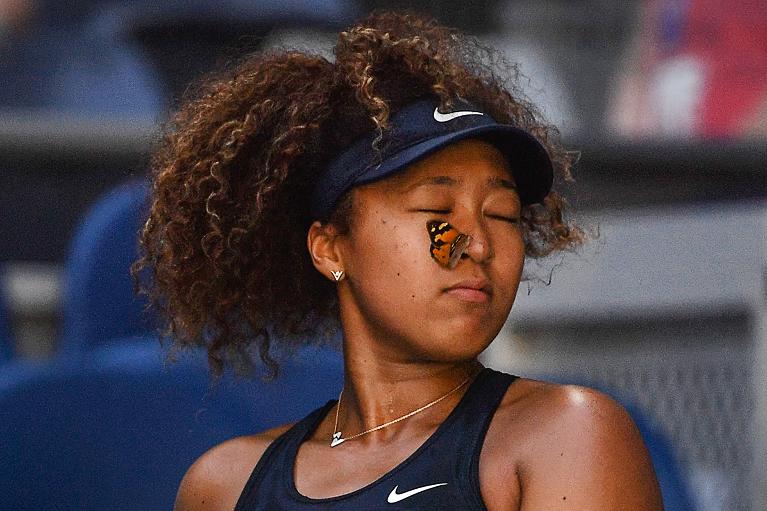 Una farfalla sul viso di Naomi Osaka, ha scelto di posarsi sulla vincitrice del torneo