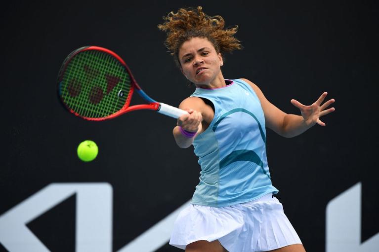 Jasmine Paolini colpisce di diritto al WTA Melbourne 2021 (foto Getty Images)