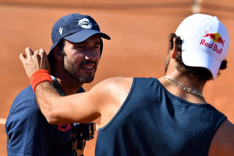 Matteo Berrettini, di spalle , con Vincenzo santopadre in campo al Foro Italico per i primi allenamenti