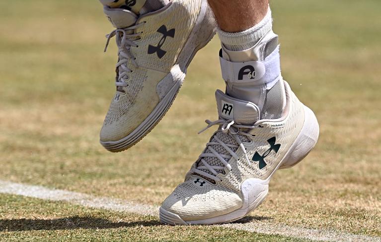 Inconfondibili i piedi di Andy Murray sull'erba del Queen's Club: solo lui ha sempre portato cavigliere così strutturate