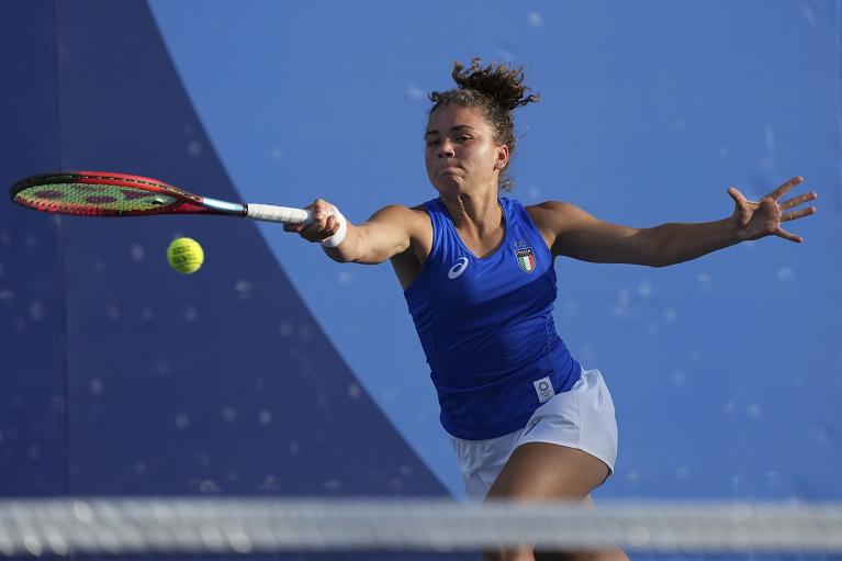 Tokyo 2020: la volée di diritto di Jasmine Paolini (foto ITF - Kopatsch/Sato/Sidorjak)