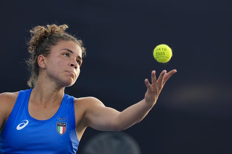 Jasmine Paolini al servizio (foto ITF - Kopatsch/Sato/Sidorjak)