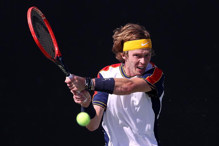 Andrey Rublev in campo a San Diego con una Head customizzata con i colori della Laver Cup