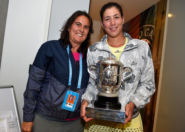 Garbine Muguruza e Conchita Martinez nel 2016, con il trofeo appena conquistato al Roland Garros