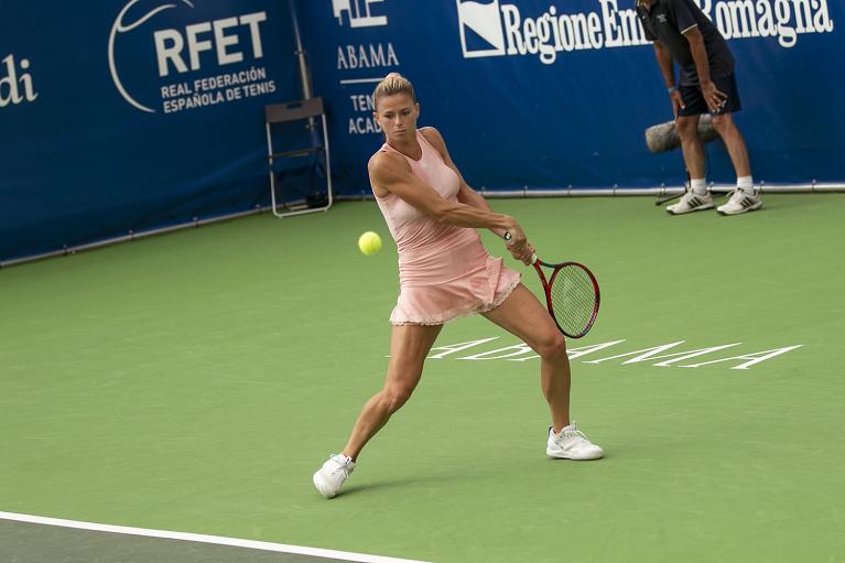 Camila Giorgi colpisce di rovescio (foto Marta Magni/MEF Tennis Events)