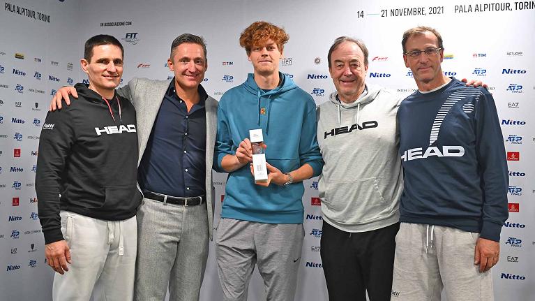 Jannik Sinner con il coach Riccardo Piatti, il suo staff e il presidente ATP Andrea Gaudenzi (foto Corinne Dubreuil/ATP Tour.)