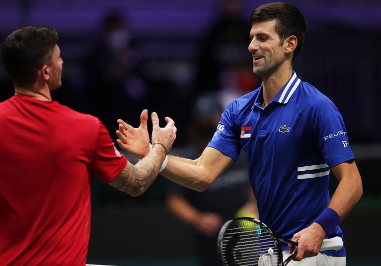 La stretta di mano tra Novak Djokovic e Dennis Novak (Foto Getty Images)