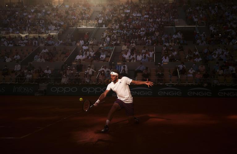 La foto di Stefanos Tsitsipas al RolandGarros scattata da Julian Finney