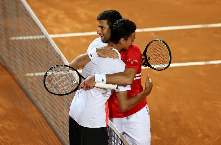 L'abbraccio tra Sonego e Djokovic alla fine della tiratissma semifinale degli IBI 21