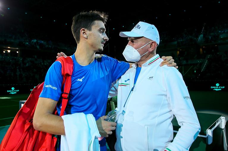 Lorenzo Sonego abbraccia il coach Gipo Arbino dopo la vittoria in Coppa Davis sul colombiano Mejia (foto Sposito)