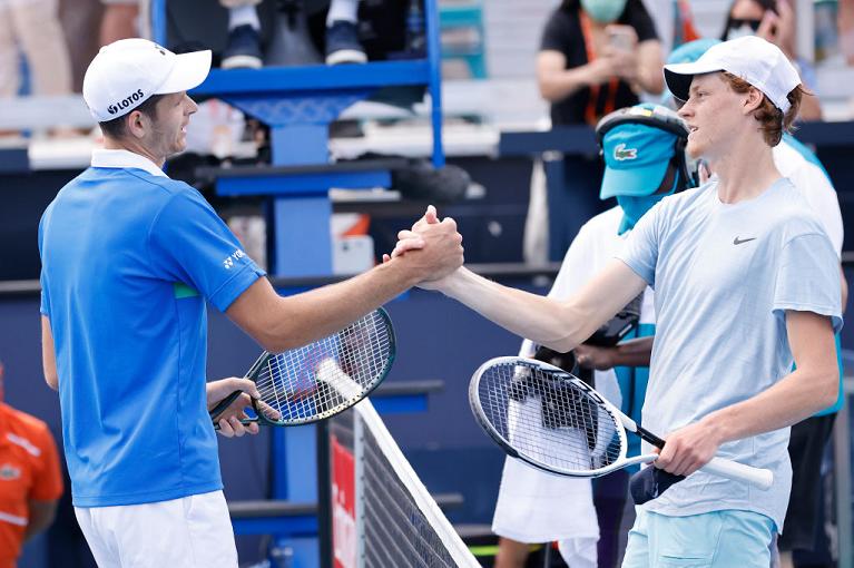 La stretta di mano tra Hubert Hurkacz e Jannik Sinner (foto Getty Images)