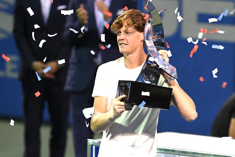 Jannik Sinner con il trofeo di Washington (foto Getty Images)