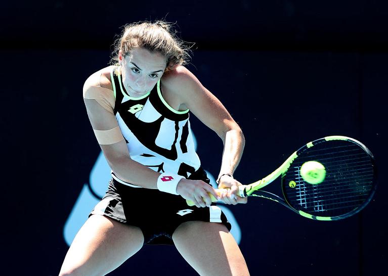 Il rovescio di Lucia Bronzetti (foto Getty Images)