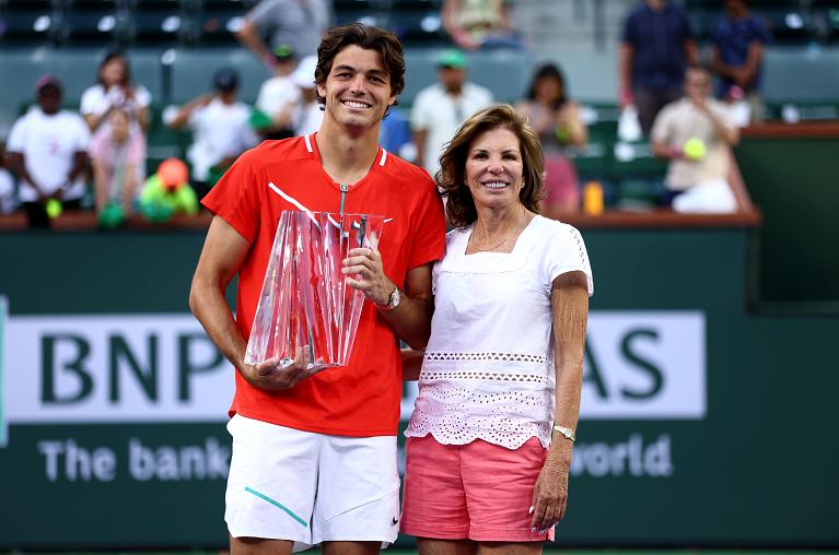 Taylor Fritz trionfante con la mamma Kathy May, che fu a sua volta n.10 del mondo
