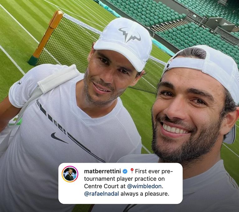 Un selfie a fine allenamento sul Centre Court, giovedì scorso a Wimbledon