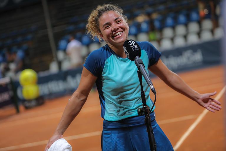 Jasmine Paolini raggiante dopo la vittoria (foto Twitter PLO 2022)