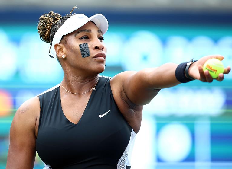 Serena Williams al servizio: quella di oggi con la spagnola Parrizas Diaz è la sua prima vittoria dopo i 40 anni, compiuto lo scorso settembre