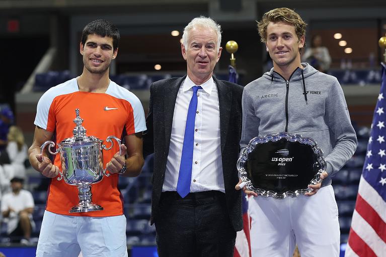 Carlos Alcaraz e Casper Ruud, con John McEnroe alla premiazione degli Us Open 2022 (Foto Getty Images)