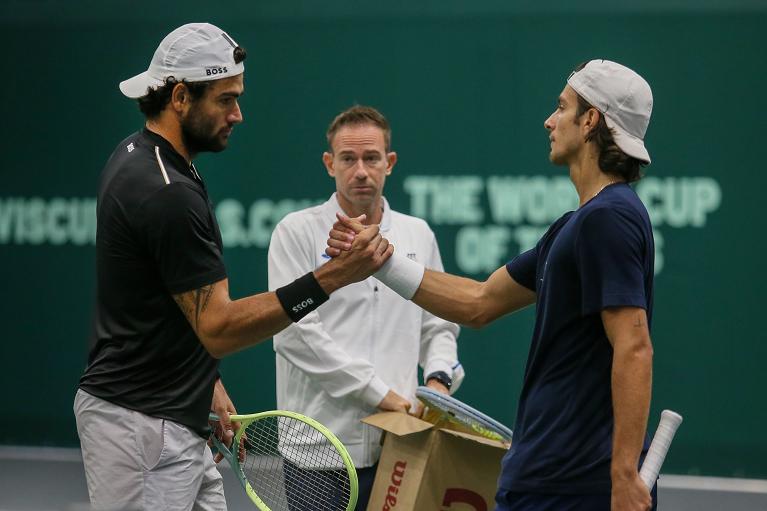 Musetti e Berrettini in Coppa Davis a Bologna, sullo sfondo il capitano Filippo Volandri (Foto Sposito)