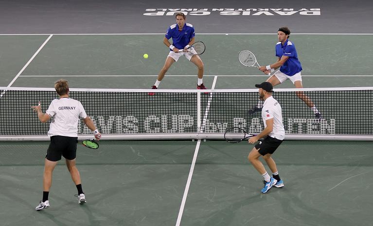 Krawitz e Puetz, di spalle, hanno deciso la sfida tra Germania e Francia battendo Mahut e Rinderknech (Foto Getty Images)