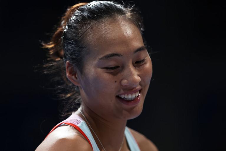 Un primo piano di Zheng Qinwen al WTA Tokyo (Getty Images)