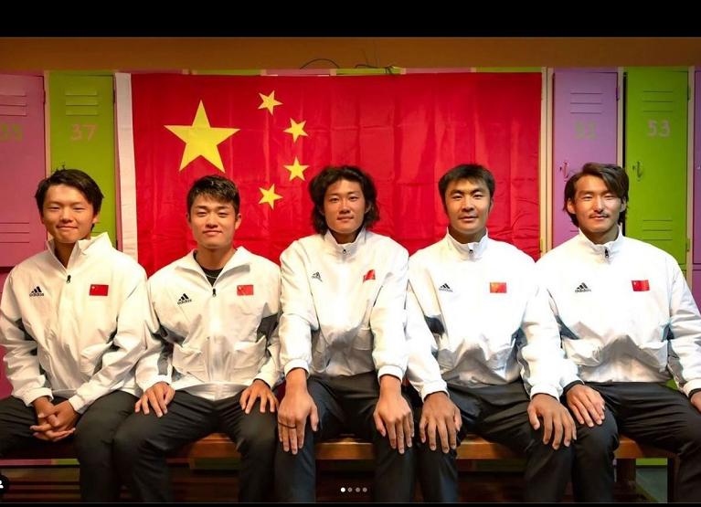 Zhizhen Zhang al centro nella foto con la squadra di Coppa Davis che ha battuto l'Uruguay a Montevideo in settembre